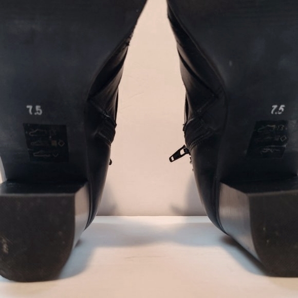 Steve Madden Black Leather Humble Ankle Booties Size 7.5 - Picture 6 of 16